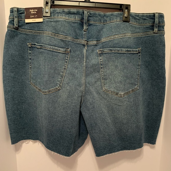 NWT Ava Viv Distressed Blue Jean Shorts - Picture 3 of 4